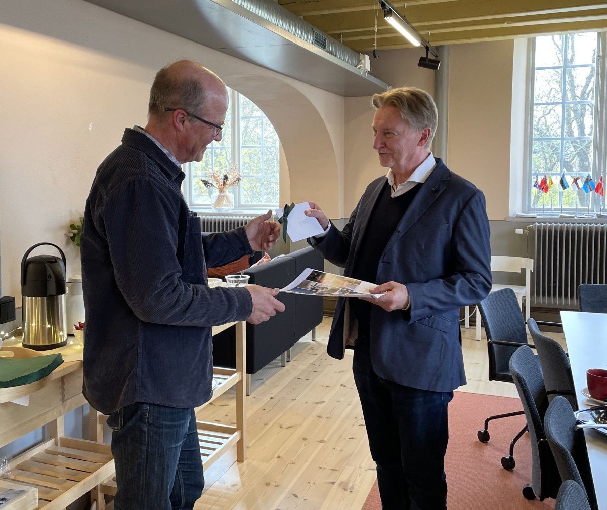 På fotoet modtager Bengt (til venstre) en tak fra kontorchef Kai Koivumäki (til højre).