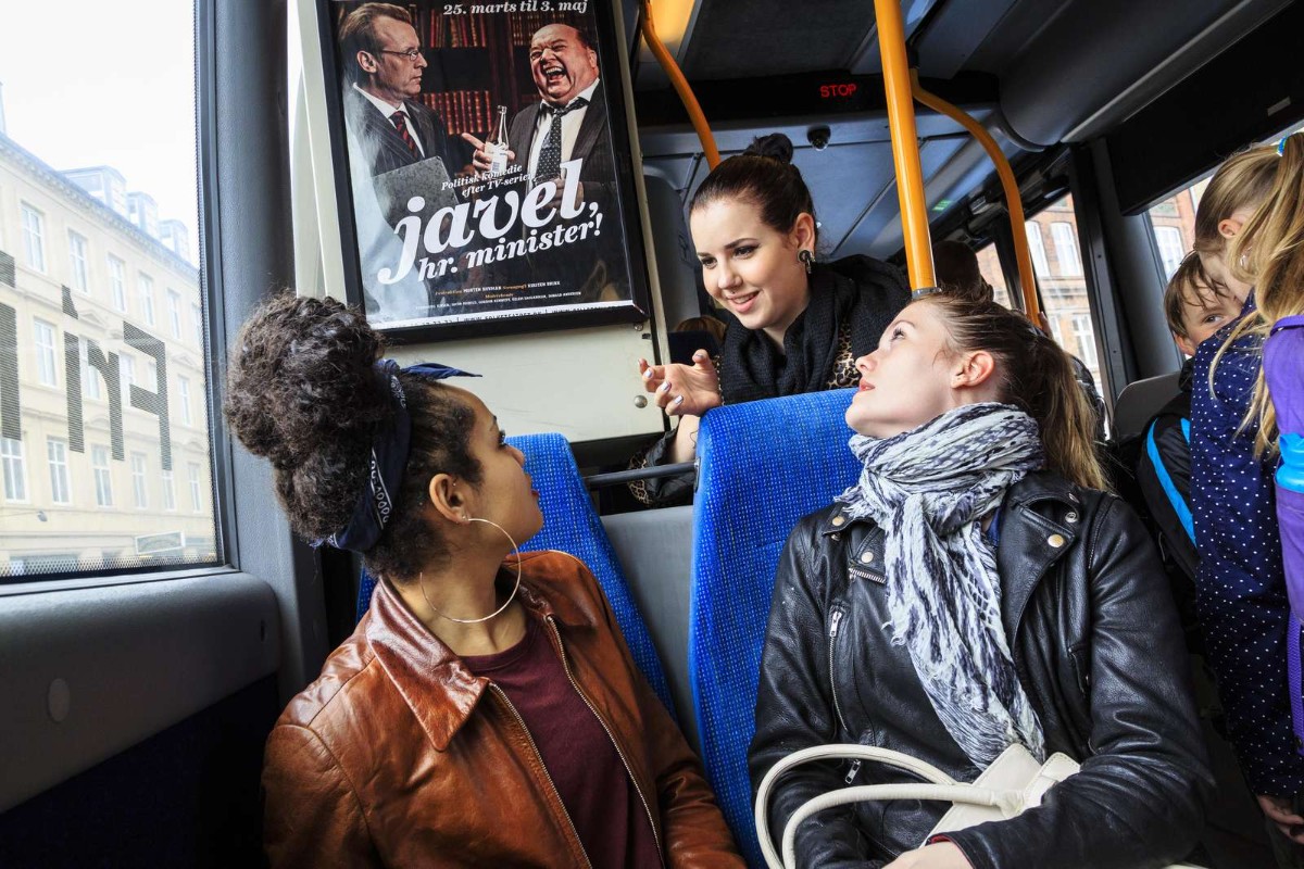 Tre unga tjejer på en buss