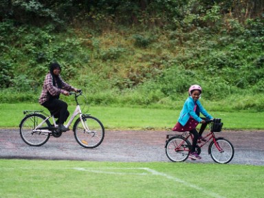Två kvinnor som cyklar