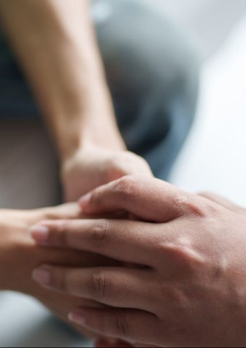 händer som håller varandra