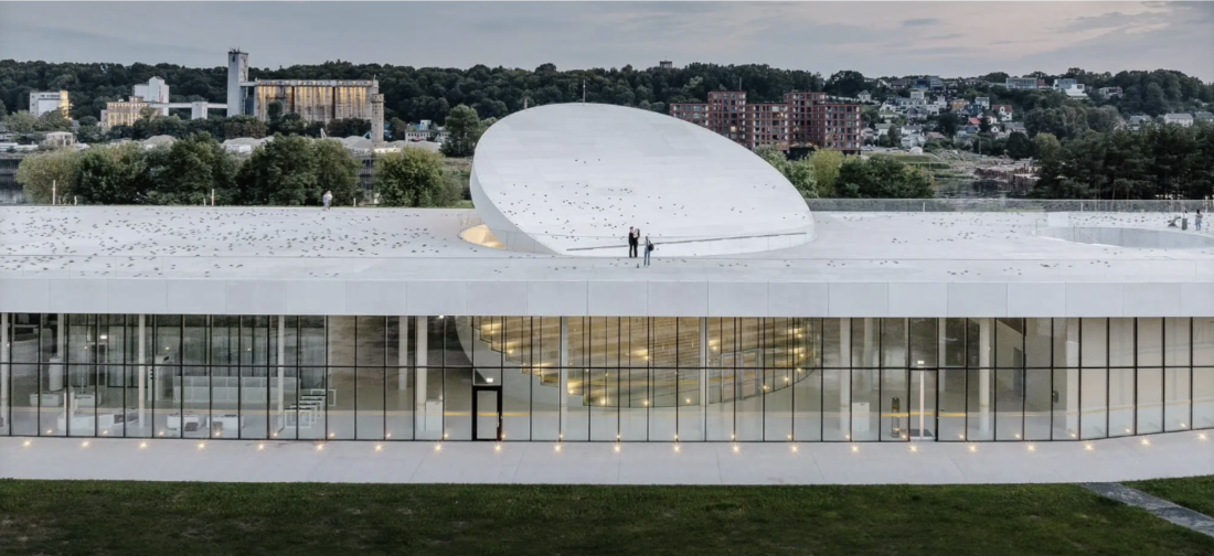 Flicka räcker upp handen i skolklassen.