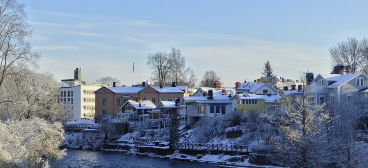 Vintrig vy över hus och flod i Gävle