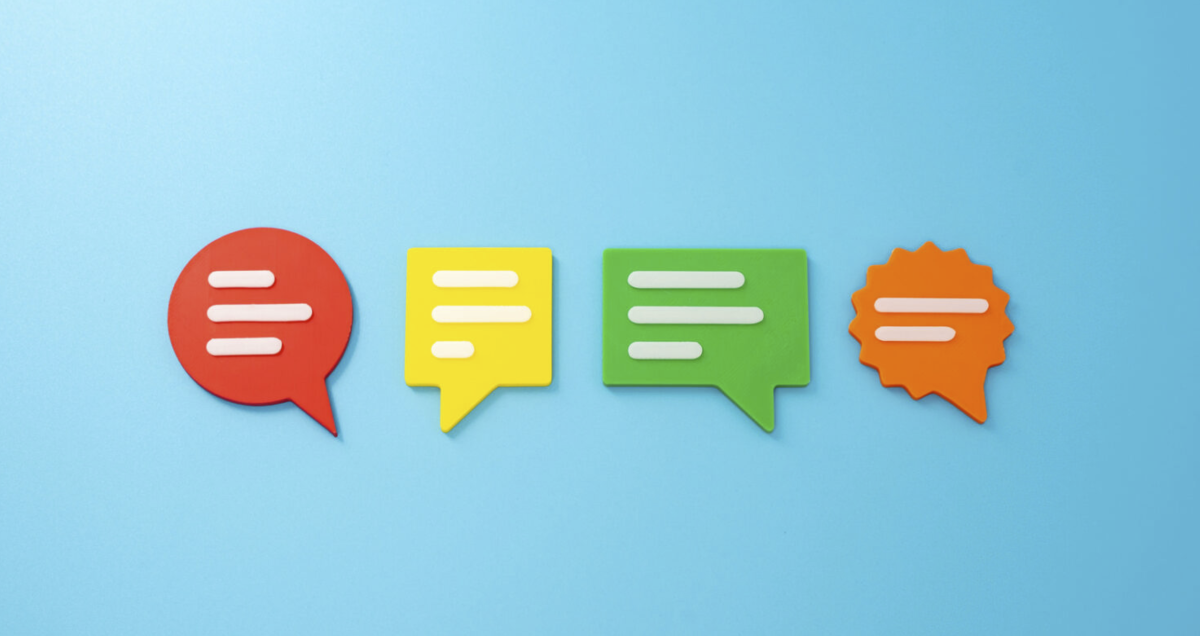 Blå bakgrund med fyra färggranna pratbubblor
