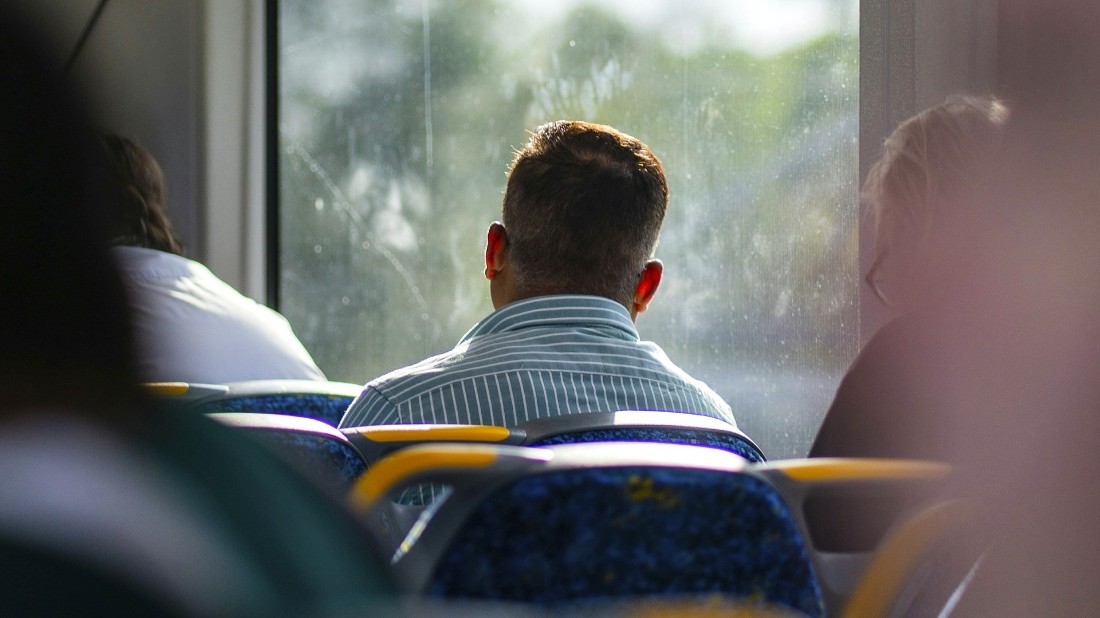 Man på buss