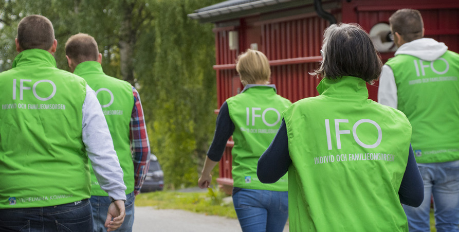 En grupp på fem personer utomhus iklädda IFO-västar