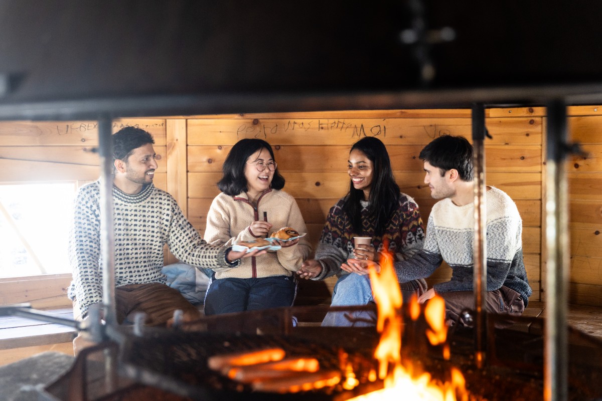 Unga männsikor som grillar korv