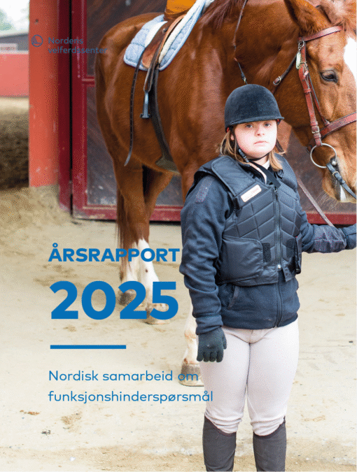 Omslagsbild för årsrapporten 2025: Flicka med Downs syndrom klädd i ridutrustning leder en stor häst