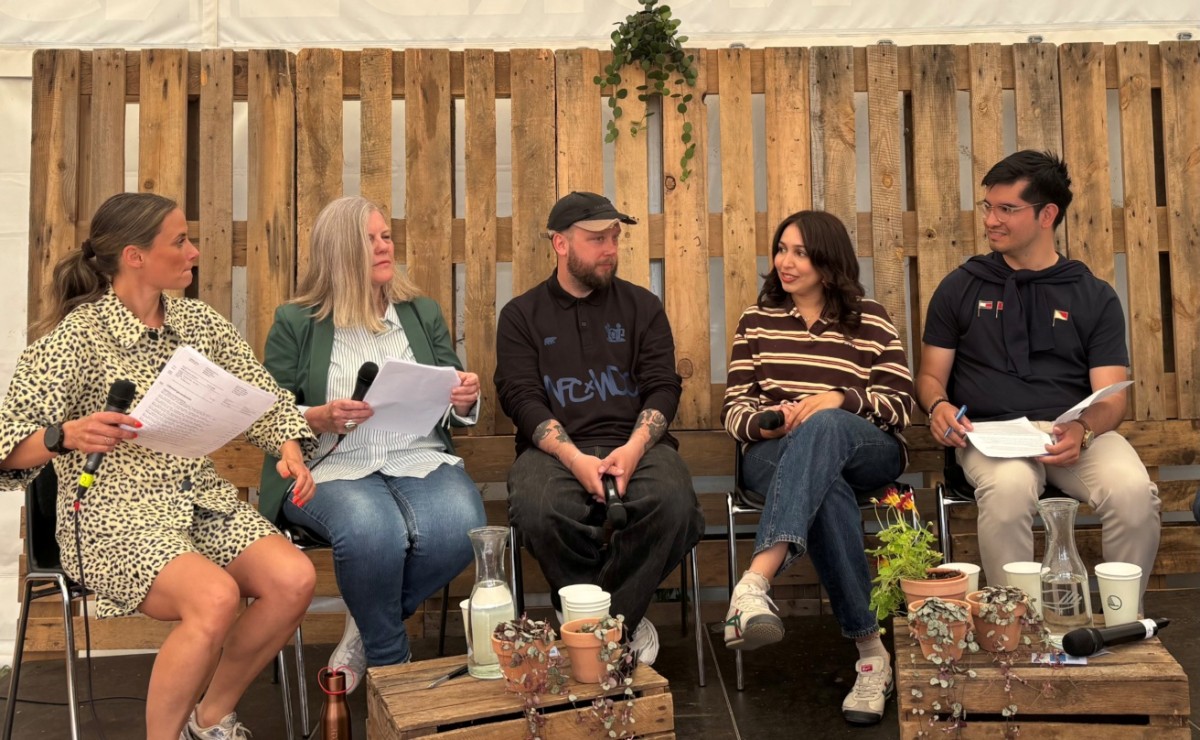 Paneldiskussion med fem personer på Folkemødet på Bornholm i juni 2026.. 