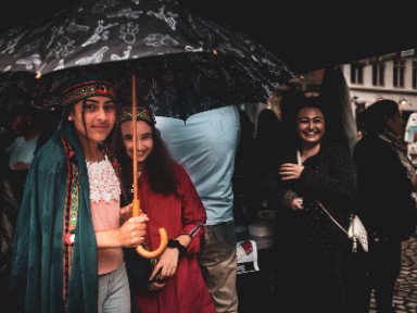 Tre kvinnor under ett paraply