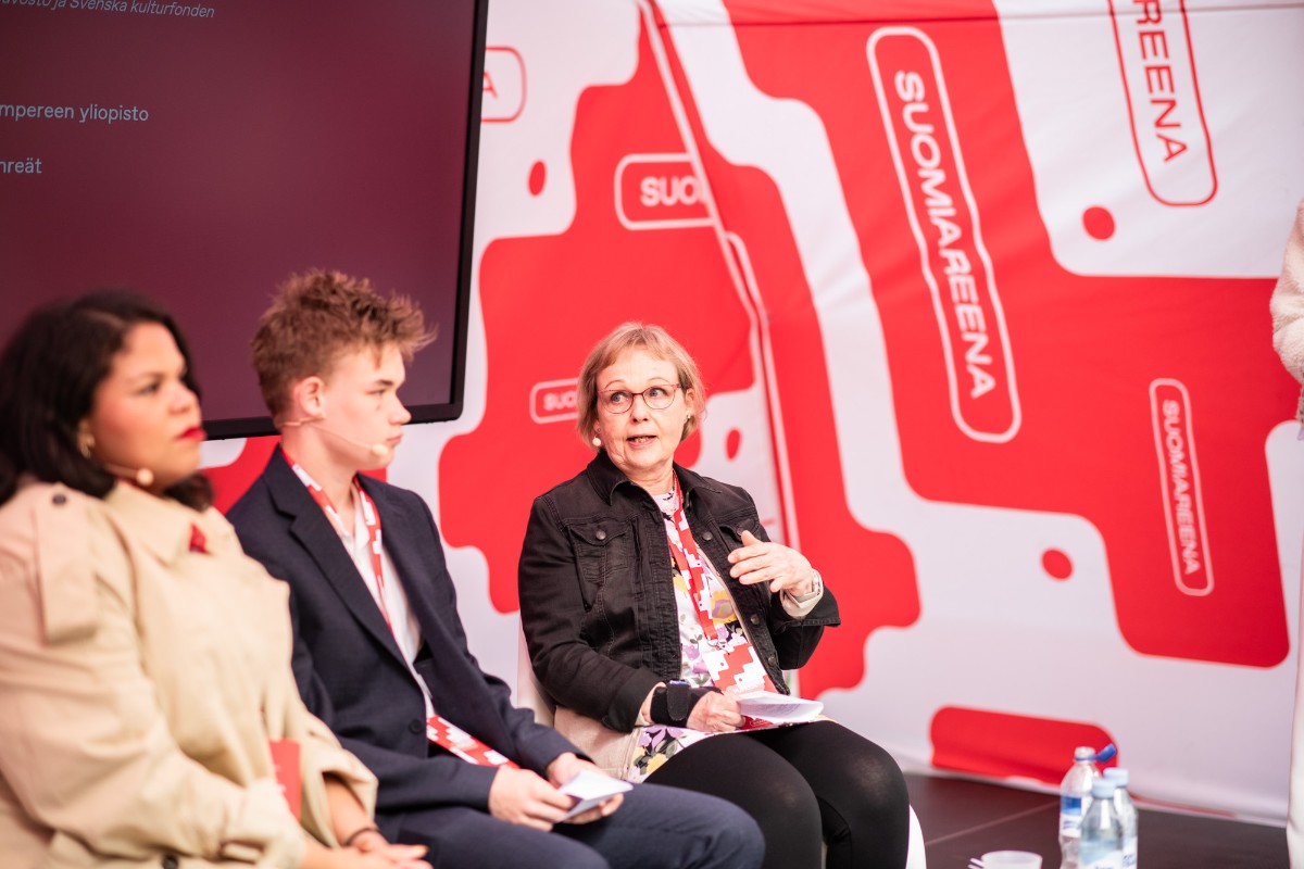 Samtal på SuomiAreena med Sirkku Kotilainen från Tammerfors universitet, Fatim Diarra, parlamentsledamot, De gröna och Aarre Okkonen, studerande