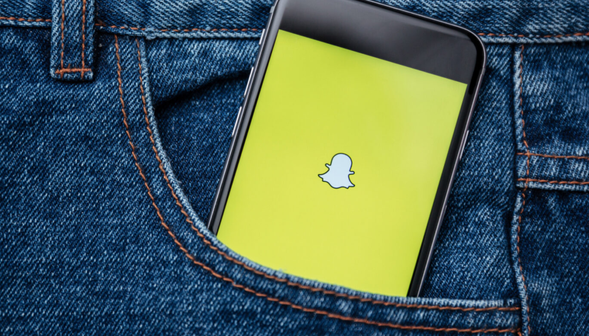 Jeansficka med en instucken telefon med Snapchat på skärmen